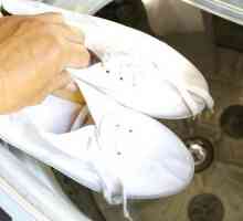 Hoe om skoon wit skoene skoon te maak