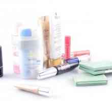 Hoe om produkte vir hare en make-up in die badkamer te organiseer