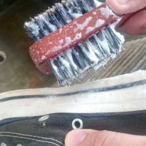 Hoe om skoene te kleur met tandepasta