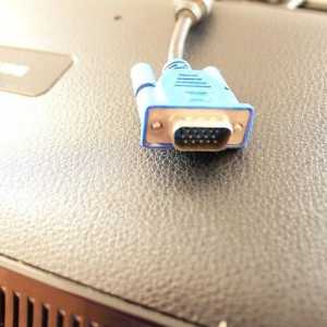 Hoe om kabels en komponente aan te sluit op `n platskerm-TV
