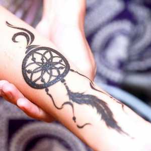 Hoe om te sorg vir `n ontwerp wat met Henna gemaak is