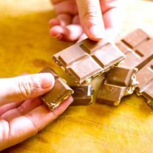 Hoe om sjokolade of amandeborsie te smelt