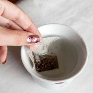 Hoe om vlekke en aknee met swart tee te verwyder