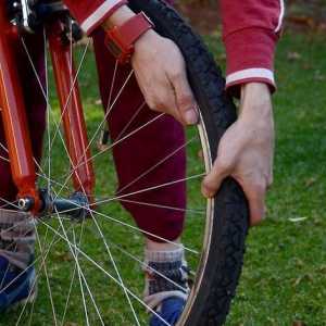 Hoe om die wiel van `n fiets reguit te maak