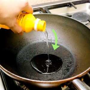 Hoe om spek te spoel in baie olie