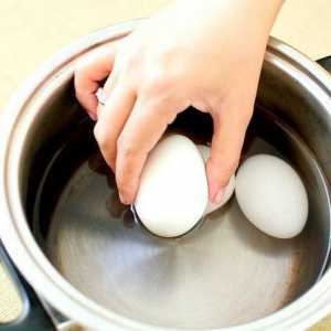 Hoe om batik in eiers te maak