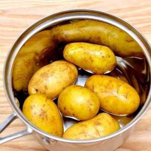 Hoe om gebraaide aartappels in `n kastrol te maak