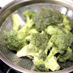 Hoe om broccoli heldergroen te maak