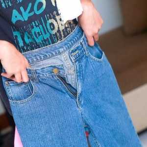 Hoe om kortbroeke met jeans te maak