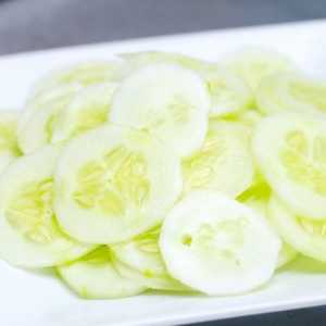 Hoe om komkommer toebroodjies te maak
