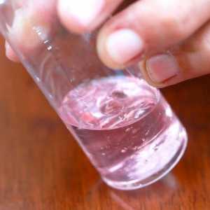 Hoe om `n gel alkohol handverreiniger te maak