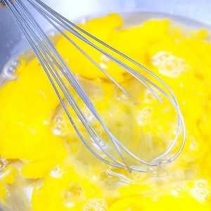 Hoe om `n eier en kaas toebroodjie te maak