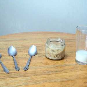 Hoe om `n gesigsmasker van bruinsuiker en melk te maak