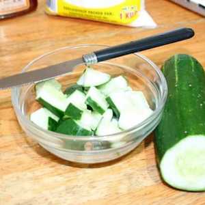 Hoe om `n gesigmasker van komkommer, melk en heuning te maak