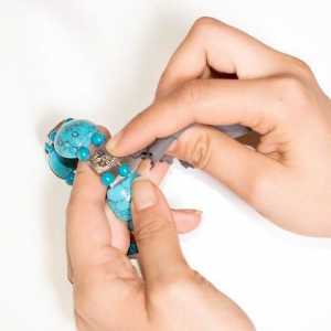 Hoe om turkoois en silwer juweliersware skoon te maak