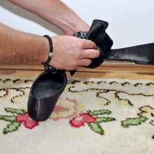 Hoe om satyn skoene skoon te maak