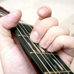 Hoe om kitaar akkoorde vinnig te memoriseer